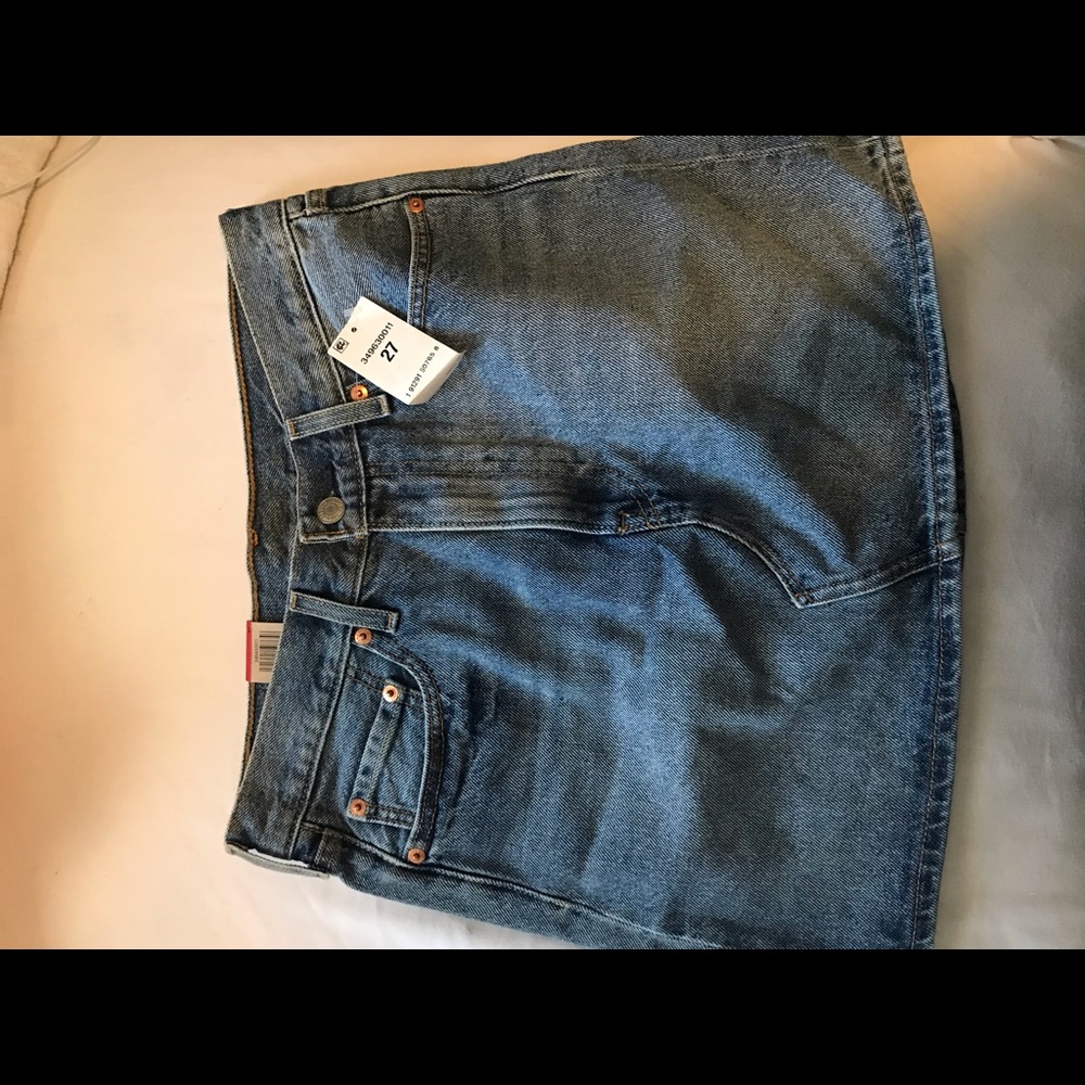 LEVI’S DENIM MINI SKIRT! NEVER BEEN WORN!